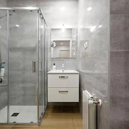 Modern Well Connected Apartment San Sebastián